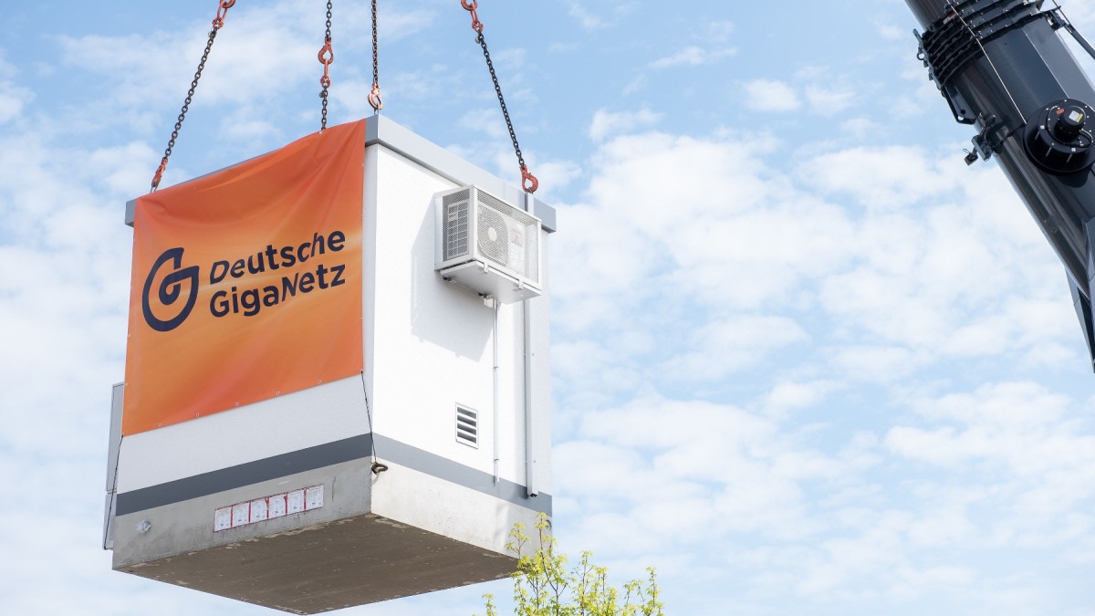 Nächster Meilenstein in Großkrotzenburg:  Deutsche GigaNetz stellt Glasfaserhauptverteiler